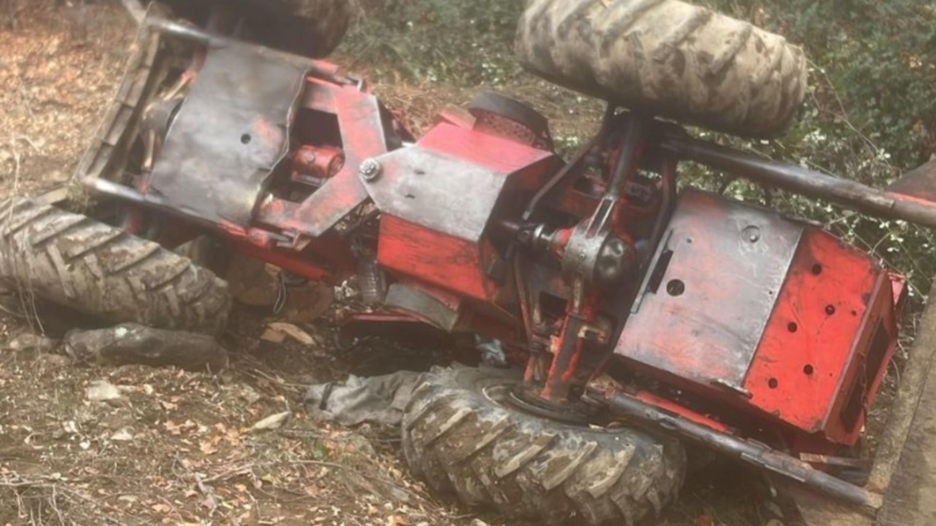 Mobilizare impresionantă de forțe pentru salvarea unui bărbat prins sub un tractor, într-o pădure din Satu Mare