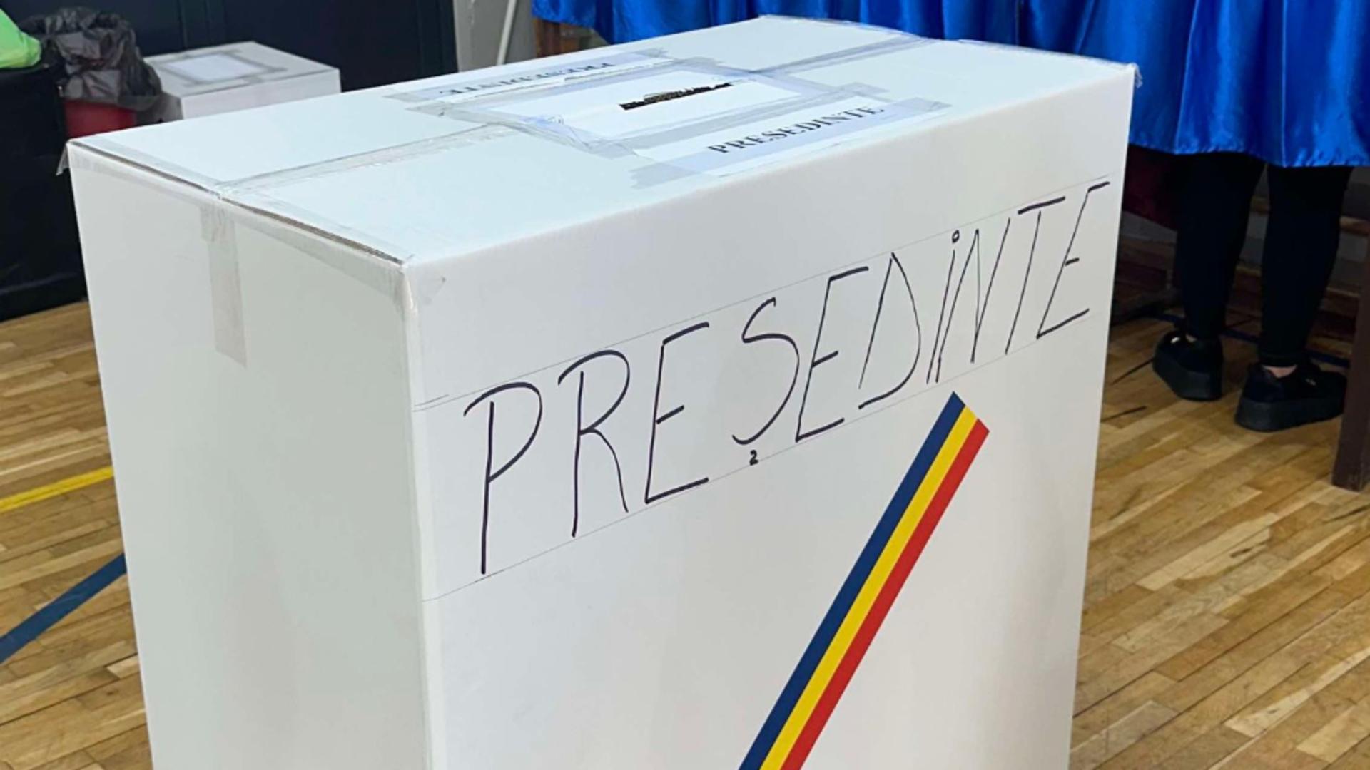 ALEGERI PREZIDENTIALE 2024. Dosar penal după ce un alegător a intrat în secţia de votare cu o armă la el