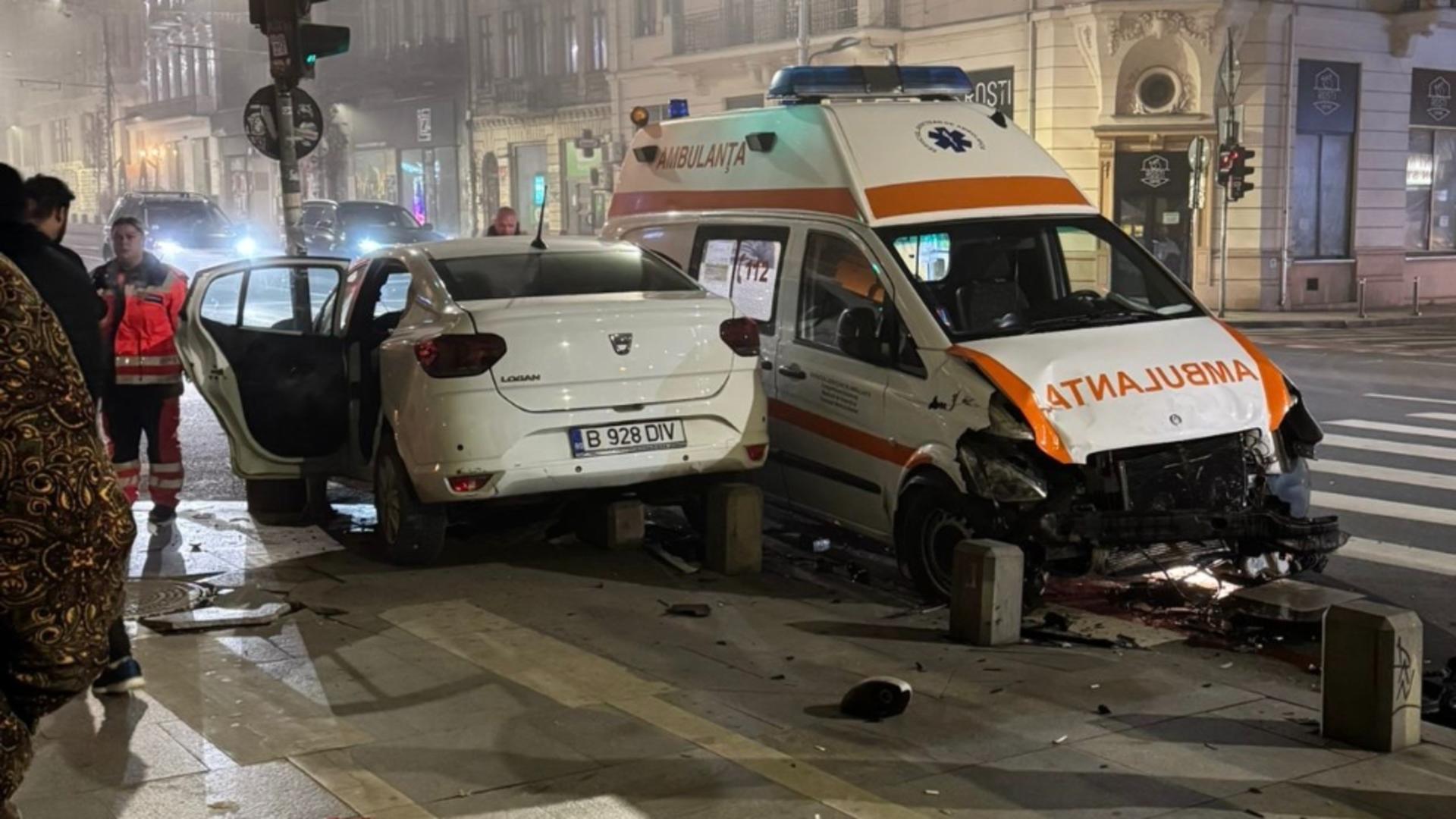 Ambulanță cu un deținut, lovită în plin de un autoturism, pe Calea Victoriei