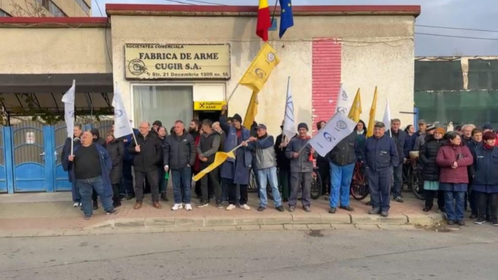 Protest la fabrica de arme. Sute de angajați în stradă, înainte de sărbători