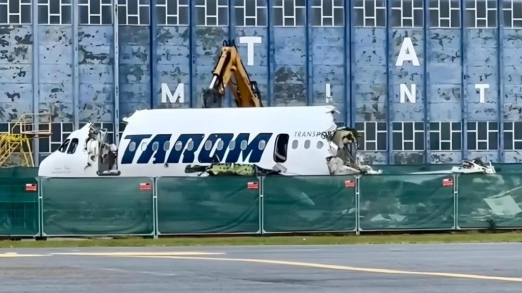 Avioanele TAROM, trimise la fier vechi. Două aeronave au fost tăiate chiar pe aeroport – FOTO/VIDEO