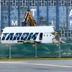 Avioanele TAROM, trimise la fier vechi. Două aeronave au fost tăiate chiar pe aeroport – FOTO/VIDEO