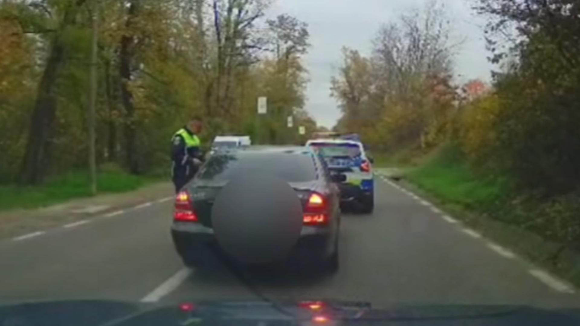 „Prințul cu antemergător”. Şofer aspru sancţionat, după ce s-a ţinut după o maşină de Poliţie care se îndrepta la un accident cu victimă  VIDEO