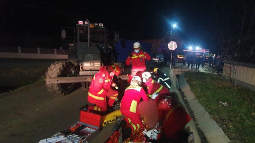 Sfârșit tragic pentru băiat de 13 ani. A murit după ce scuterul pe care se afla a fost izbit în plin de un tractor