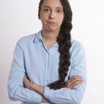 Ce înseamnă când interlocutorul ține brațele încrucișate. E de bine sau de rău? Ce semnifică acest gest, conform comunicării non-verbale