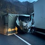 Accident pe Valea Oltului. Două camioane s-au ciocnit violent. Traficul este blocat FOTO