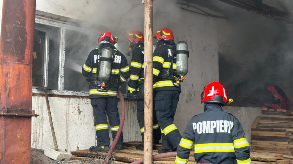 Incendiu de proporții la o fabrică de mobilă de lângă Ploiești . 700 de metri pătrați de hale s-au făcut scrum FOTO+VIDEO