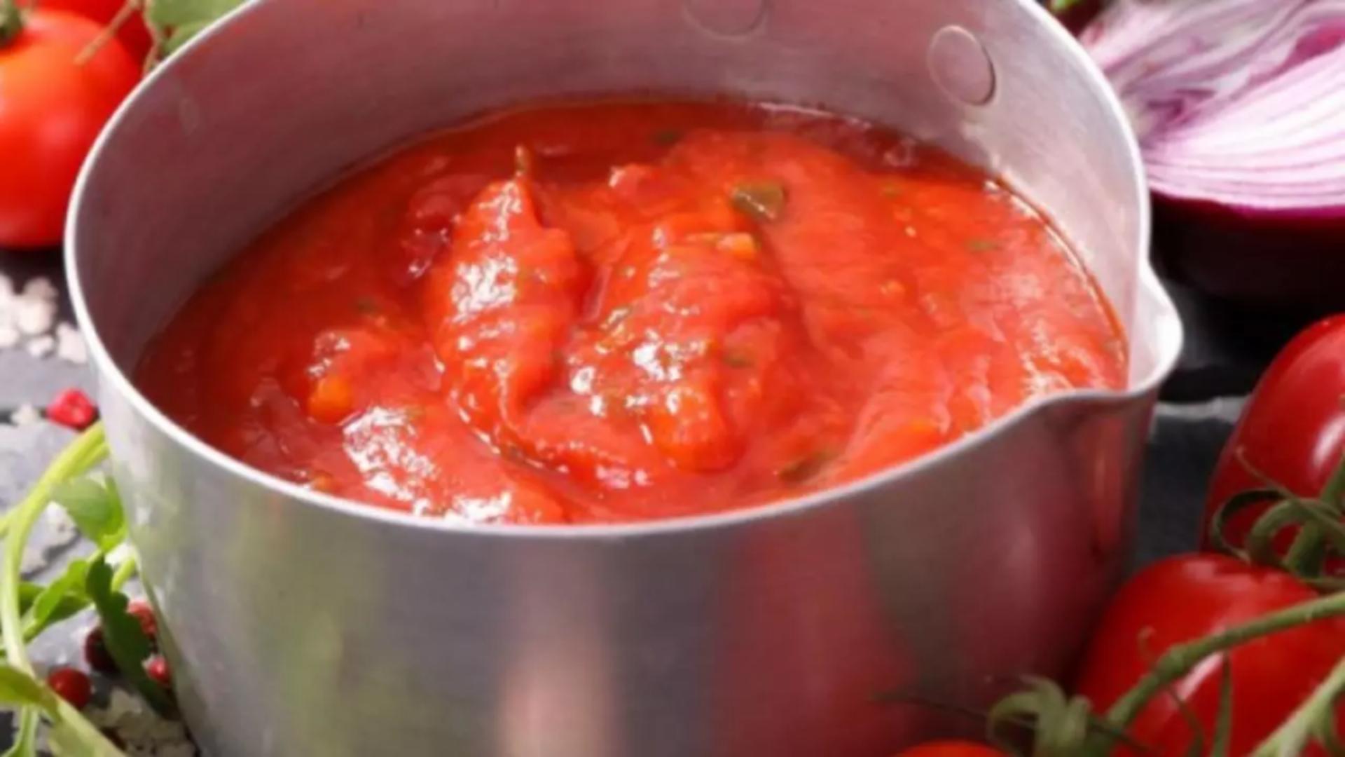 Sosul de roșii cu mere, un ketchup diferit și mult mai delicios. Cum se prepară delicatesa care va da savoare oricărei mese