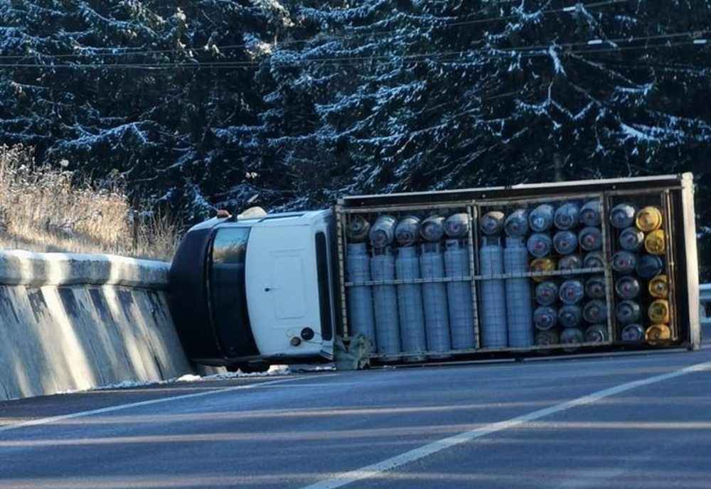 Camion cu peste 200 de butelii încărcate cu GPL, implicat într-un accident în județul Mureș. Pericol uriaș de explozie pe șosea