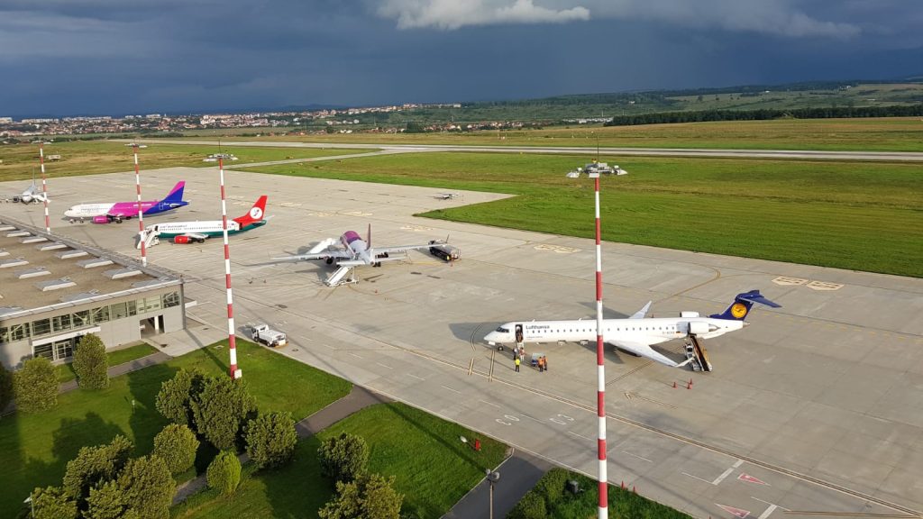 Aeroportul Sibiu: ÎNTÂRZIERE de peste 4 ore la cursa Lufthansa-Munchen din cauza unei DEFECȚIUNI la autospeciala destinată operaţiunilor de degivrare