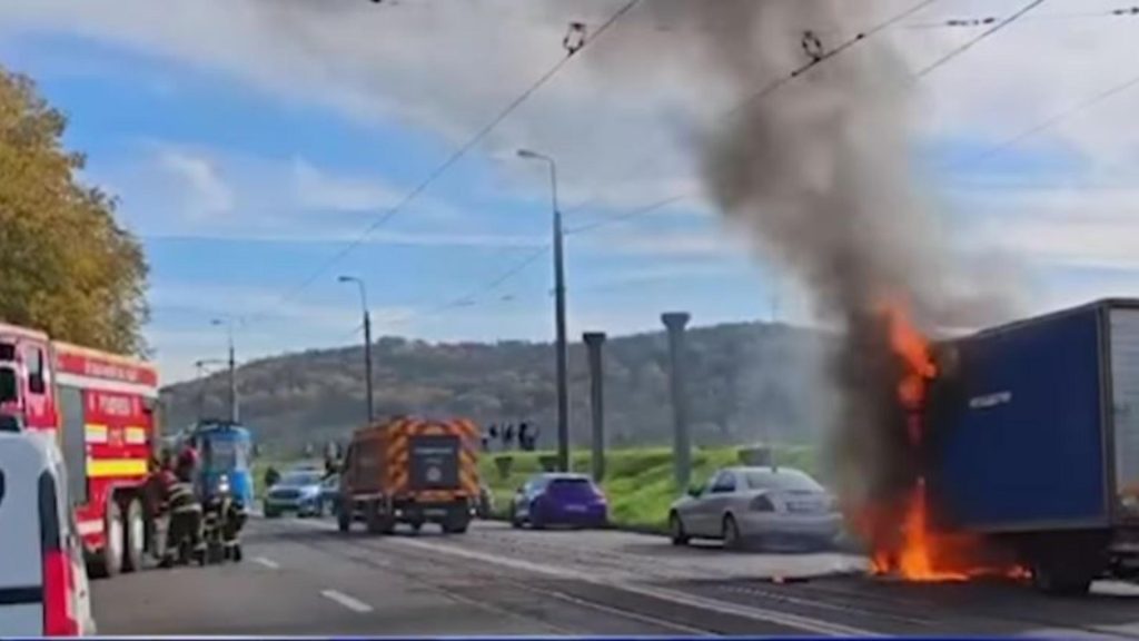 Clipe de panică! Camionetă în flăcări, în mijlocul străzii