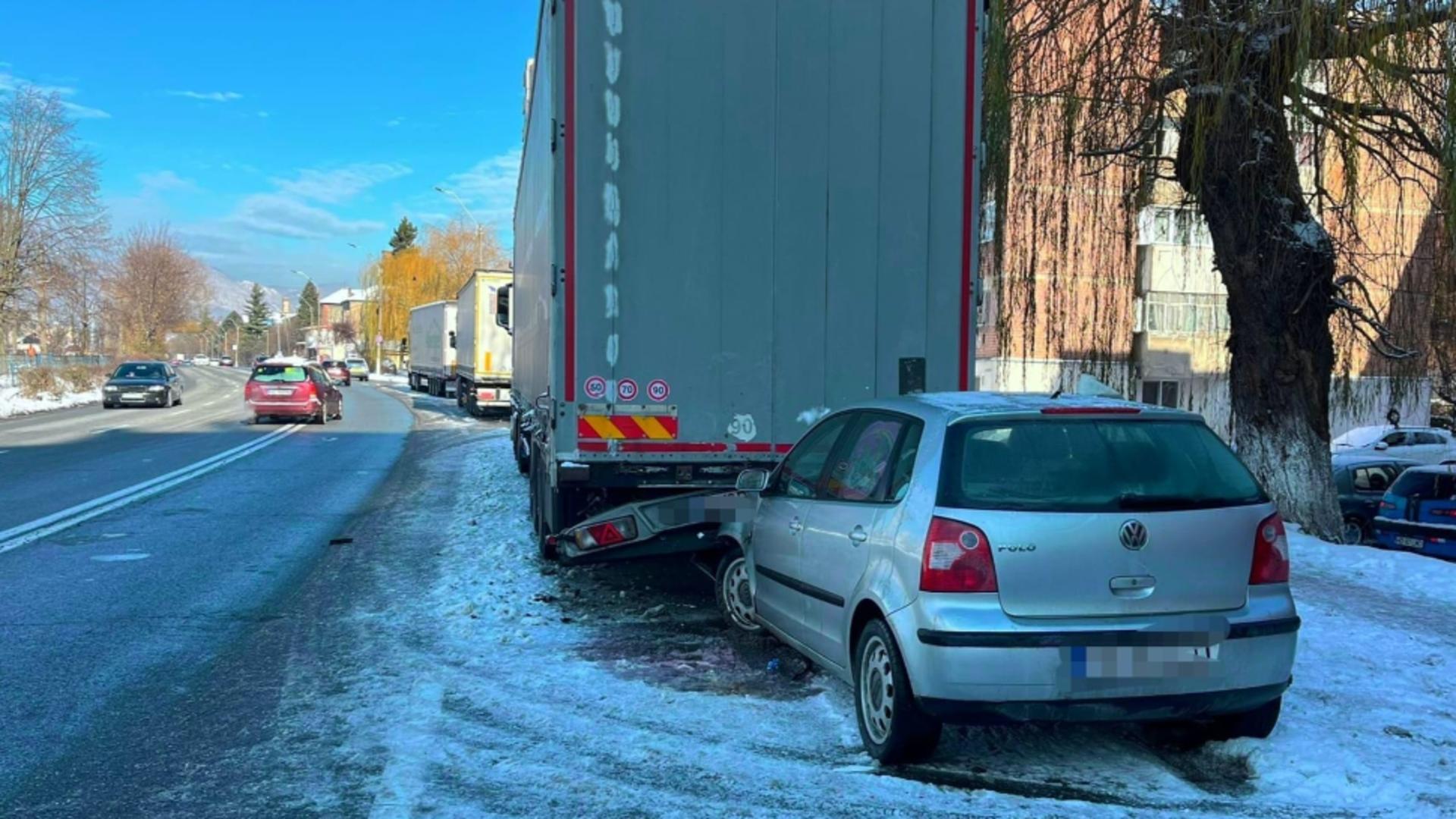 Accident TERIBIL în Hunedoara. O tânără de 25 de ani s-a izbit de un TIR. Ea și un copil de 9 ani au ajuns la spital