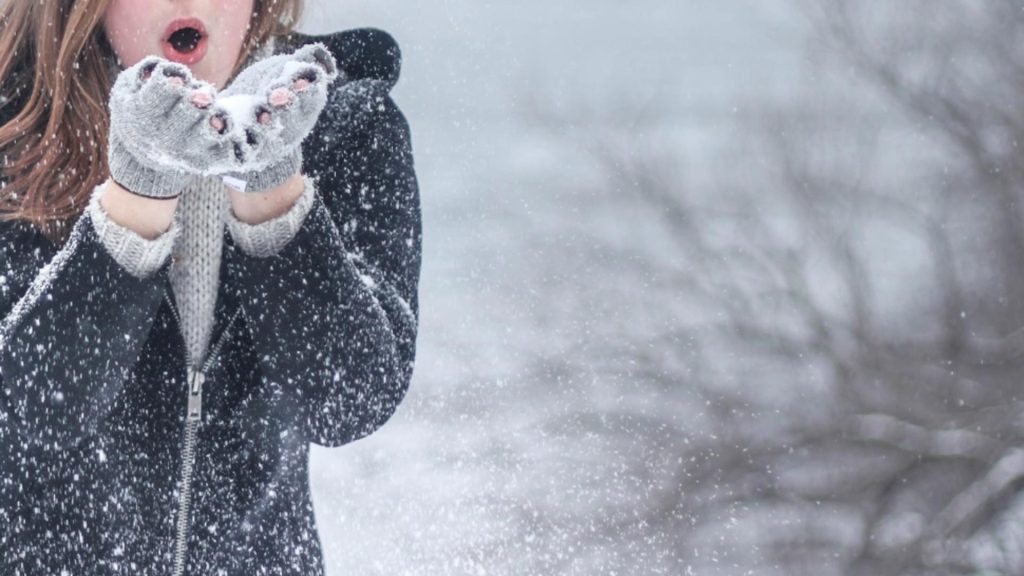 Avertizare a meteorologilor ANM. Un val de aer POLAR aduce vreme de iarnă în majoritatea regiunilor. Cum va fi vremea în duminica alegerilor?