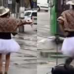 Scene inedite în mijlocul Bucureștiului: O tânără dansează pe manele, în ploaie, într-o intersecție aglomerată