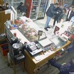 Bărbat snopit în bătaie printre rafturile unui magazin. Scene șocante la Sibiu: „Eu trăiesc datorită lui Dumnezeu dar ei trebuie să plătească”