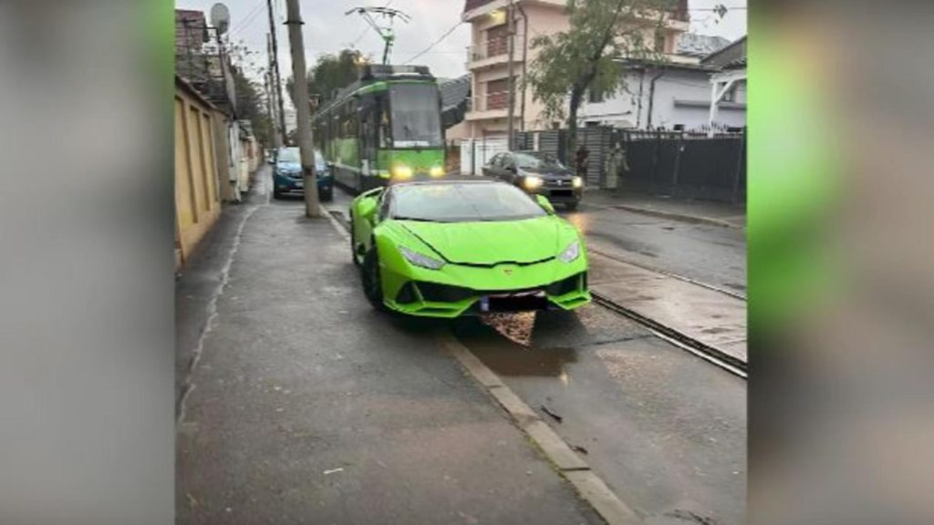 Un bolid de LUX a blocat circulația tramvaiului 42. Șoferița și-a abandonat mașina