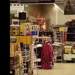 Momente de panică, într-un supermarket din Alba Iulia. Un copil s-a jucat cu bricheta și a dat foc la magazin VIDEO