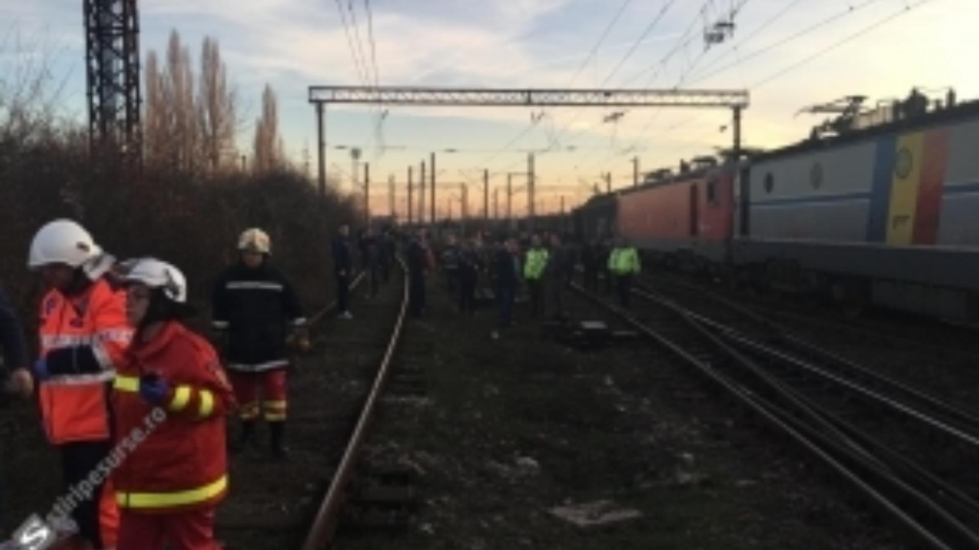 Sfârșit CUMPLIT pentru un șofer. Mașina sa a fost lovită în plin de un tren cu pasageri