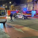 Accident grav în centrul Clujului: Pacientă blocată în ambulanță după coliziunea dintre un autobuz și o mașină de livrări