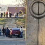 Incident în Parcul Central din Târgu Jiu: O șoferiță a pătruns cu mașina pe Aleea Scaunelor și a ajuns lângă Masa Tăcerii