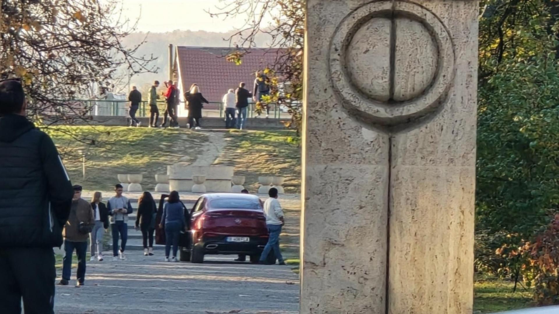 Incident în Parcul Central din Târgu Jiu: O șoferiță a pătruns cu mașina pe Aleea Scaunelor și a ajuns lângă Masa Tăcerii