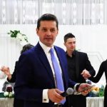 Primarul din România care se laudă cu un al doilea job, împotriva legii. Politicianul este lăutar și câștigă bani din cântări la nunți și botezuri