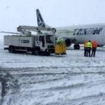 Întârzieri de până la trei ore pe Aeroportul din Iași din cauza ninsorilor. Condiții meteo extreme