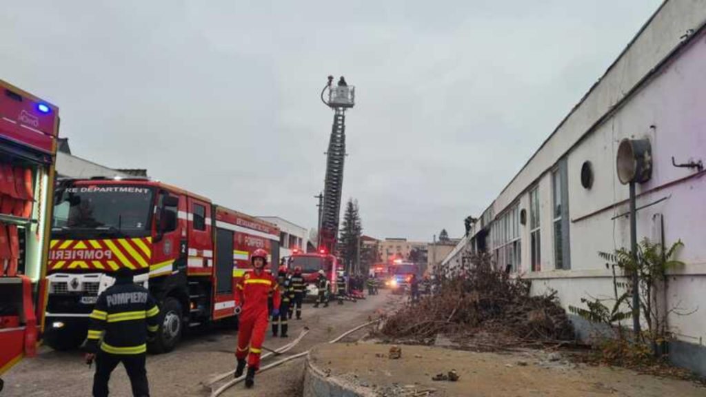 Incendiu de proproții la o fabrică de mobilă din Iași. 50 de metri din acoperișul halei s-au făcut scrum VIDEO