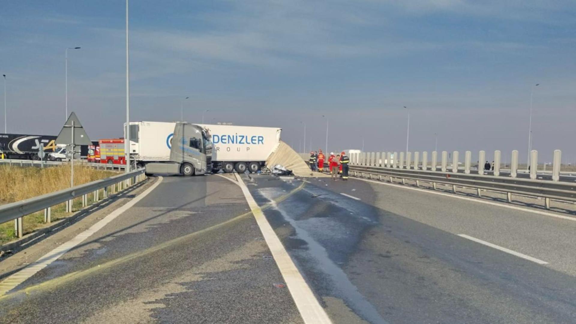 Accident rutier pe A1 la km 507. Un camonagiu român a intrat în TIR-ul unui șofer din Turcia FOTO