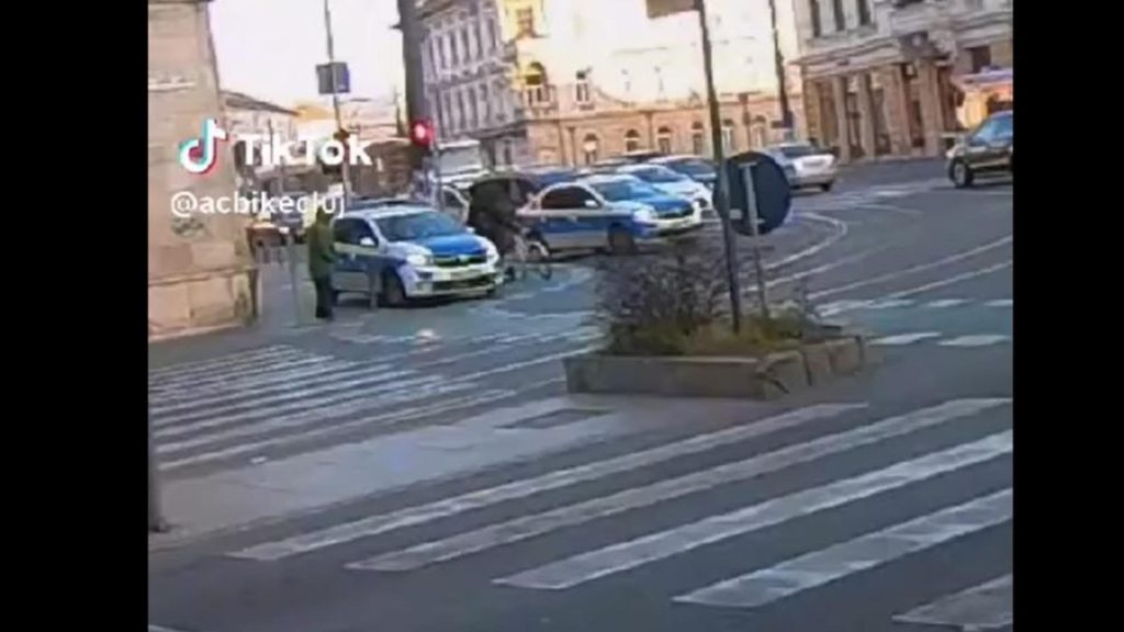 Polițiștii care s-au plimbat cu mașina pe trotuar către intervenție au fost sancționați VIDEO