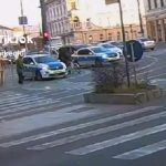 Polițiștii care s-au plimbat cu mașina pe trotuar către intervenție au fost sancționați VIDEO