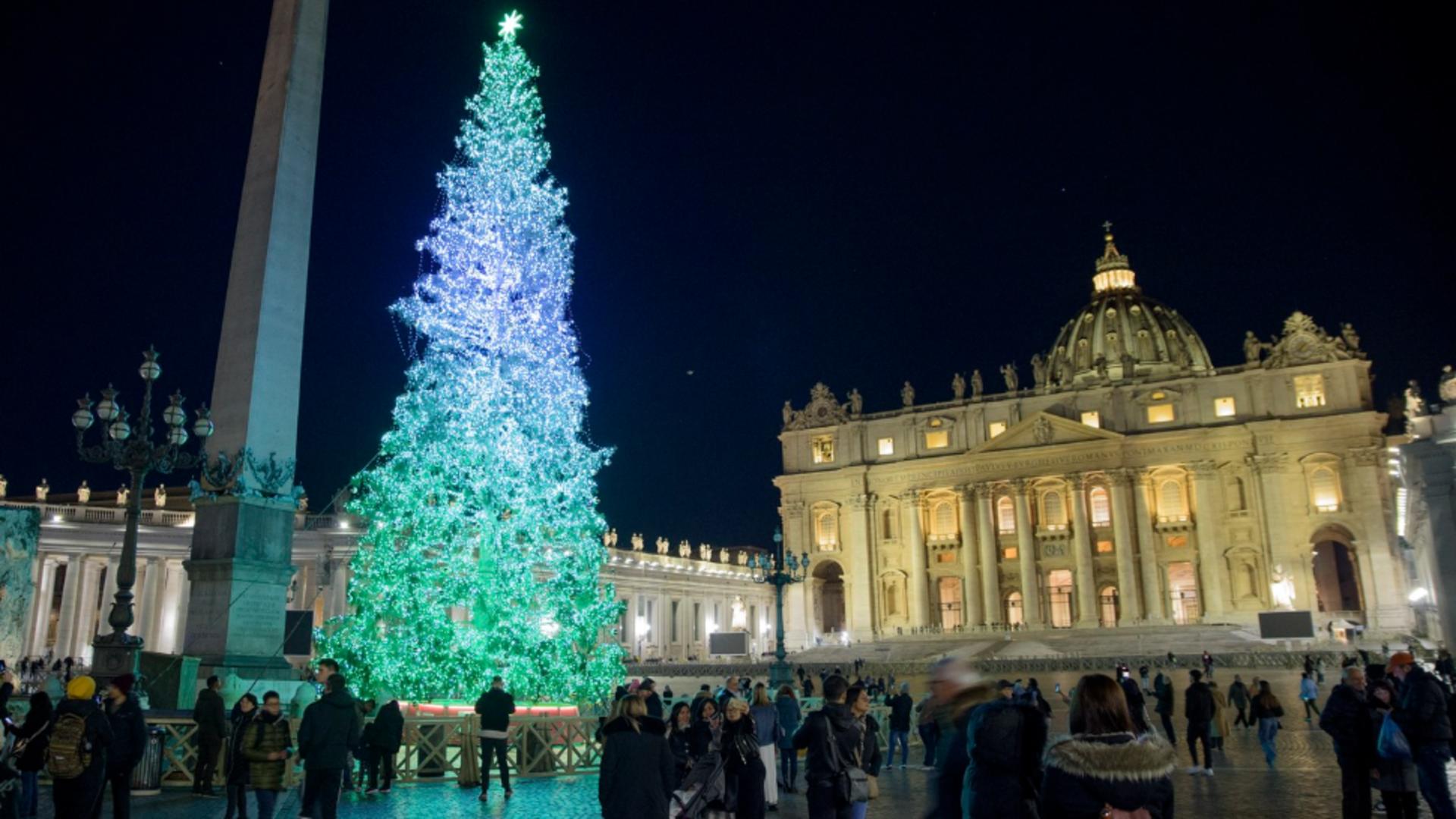 Petiţie împotriva bradului de Crăciun de la Vatican. 40.000 de oameni au semnat