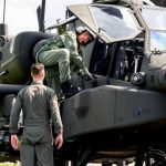 Soldați beți, surprinși când făceau sex într-un elicopter Apache. Mișcarea palelor de la elice i-a dat de gol 