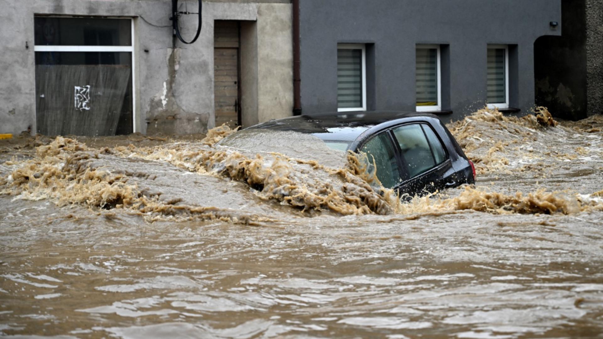 De ce se îneacă oamenii în mașinile scufundate? 4 gesturi care-ți pot salva viața