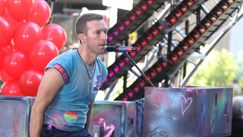 Incident la concertul lui Chris Martin din Melbourne. Solistul trupei Coldplay a căzut într-o gaură de pe scenă