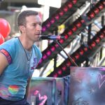 Incident la concertul lui Chris Martin din Melbourne. Solistul trupei Coldplay a căzut într-o gaură de pe scenă