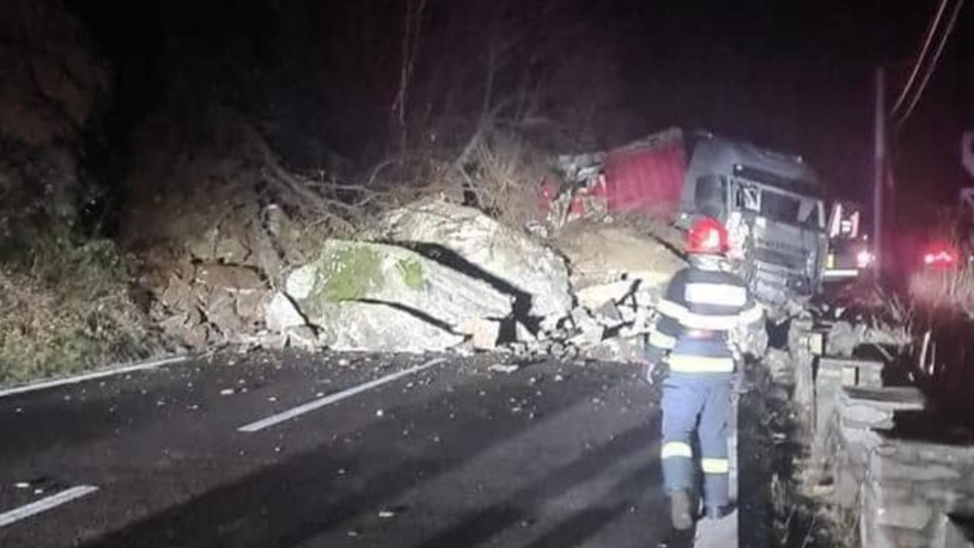 Trafic blocat pe Vala Oltului. O stâncă s-a prăbușit peste un camion FOTO+VIDEO