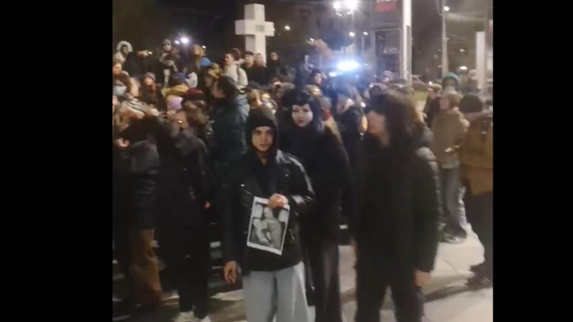 Încep protestele! Studenții au ieșit în stradă, în Piața Universității VIDEO