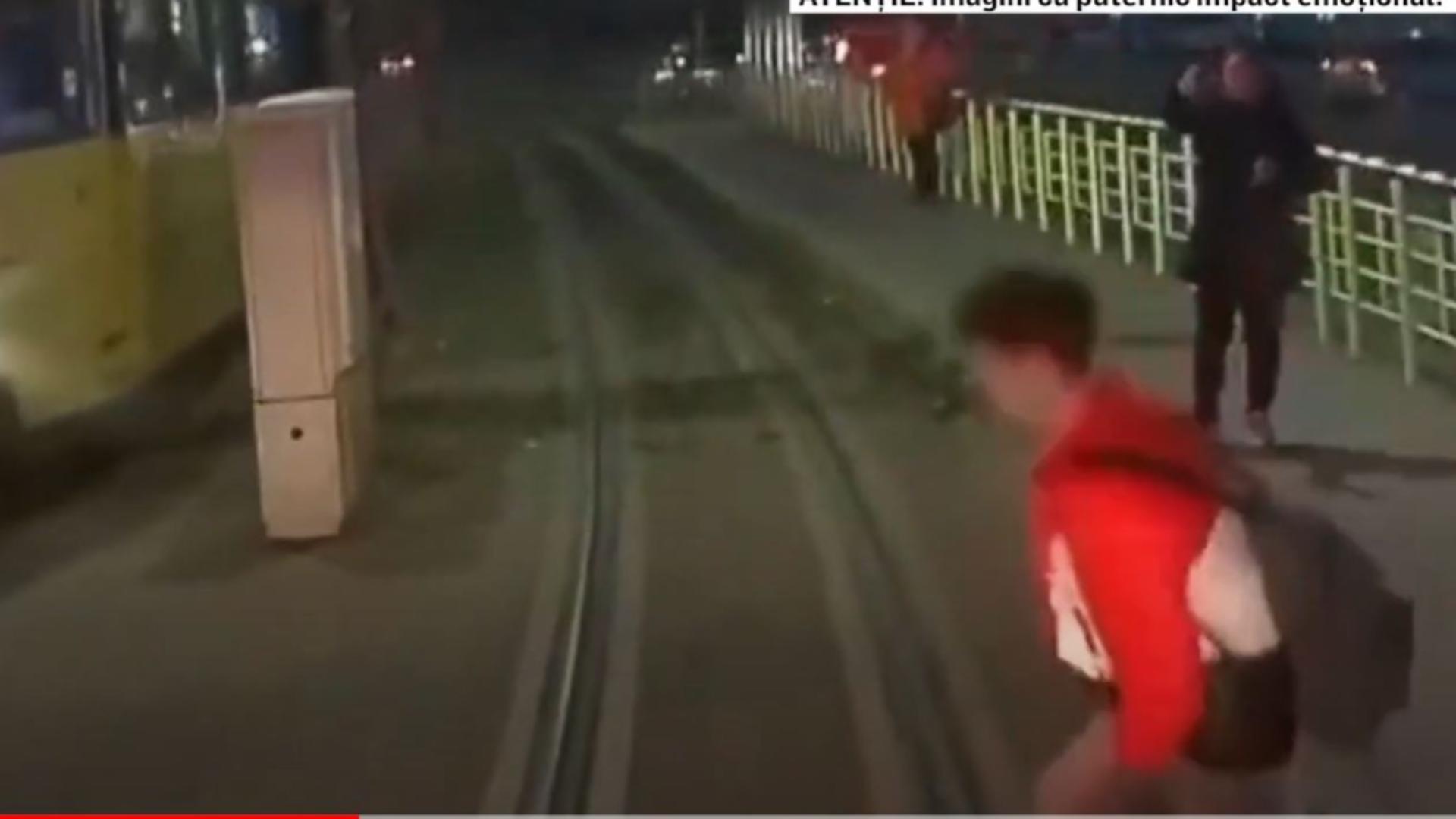 Șocant: Adolescent, la un pas să fie spulberat de tramvai, în Iași VIDEO