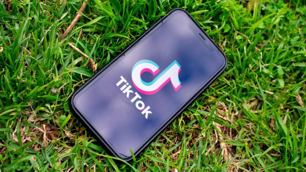 TikTok dat în judecată de părinții unor copii care s-au sinucis. Care sunt acuzațiile