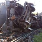 Tren cu benzină, deraiat în Mehedinți. Mai multe vagoane s-au răsturnate și sunt scurgeri de carburant. Traficul este BLOCAT