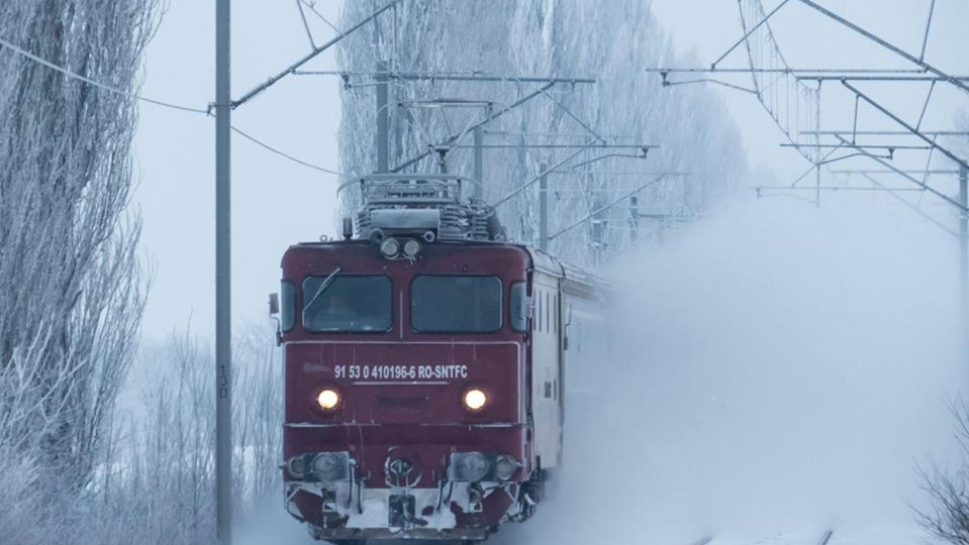 Mersul trenurilor, dat peste cap de vremea rea. Zeci de copaci căzuți pe liniile ferate. Ce rute sunt afectate