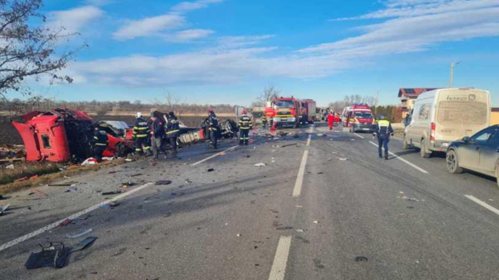 Accident grav pe DN2, în județul Neamț, între două TIR-uri și un autoturism. Două persoane au rămas încarcerate