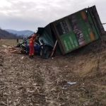 Accident mortal pe DN17, în Bistrița Năsăud. Un TIR s-a răsturnat peste o mașină: șoferul a decedat, alte două persoane au fost rănite