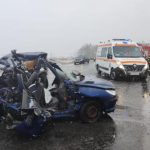 Accident teribil pe o șosea din Vrancea, a fost implicată o AMBULANȚĂ. O persoană a murit, alta este în stare foarte gravă – FOTO