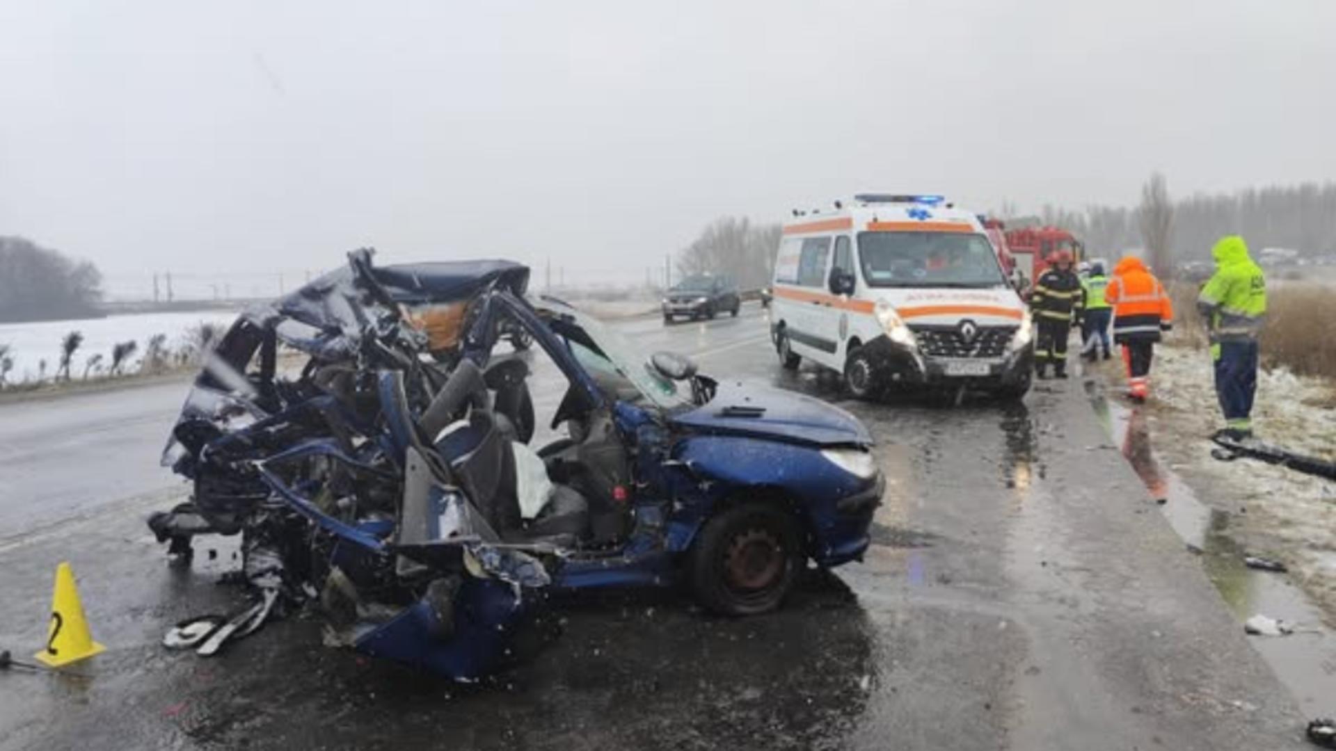 Accident teribil pe o șosea din Vrancea, a fost implicată o AMBULANȚĂ. O persoană a murit, alta este în stare foarte gravă – FOTO