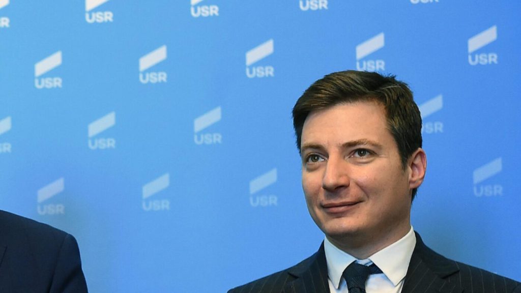 Atacul murdar al soroșiștilor de adresa Realitatea Plus continuă. Andrei Caramitru amenință cu închiderea postului și trimiterea „la bulău” a lui Călin Georgescu și Anca Alexandrescu
