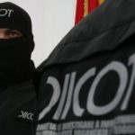 Descinderi de amploare la o grupare infracțională. Escrocii au obținut milioane de euro din vânzarea frauduloasă de terenuri
