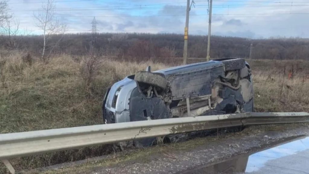 O șoferiță beată și posibil drogată s-a răsturnat cu mașina pe un drum din județul Gorj. Tânăra de 21 de ani avea o alcoolemie uriașă
