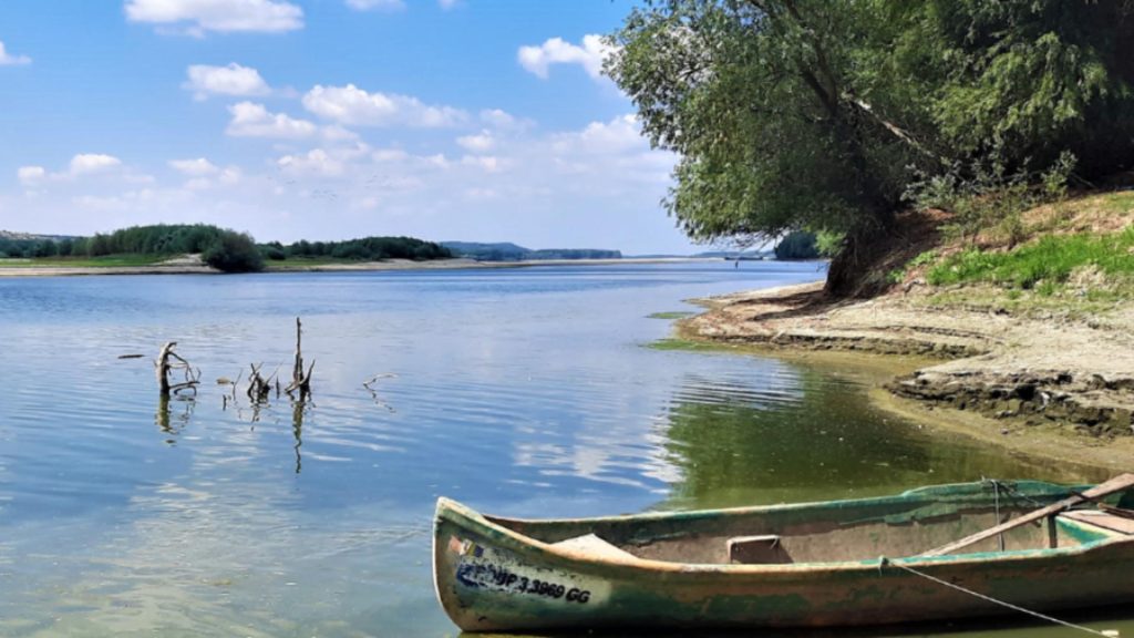 INEDIT. Românii care locuiesc în cătunele din Delta Dunării s-au dus cu barca și cu bacul la vot